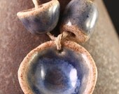 Blues stoneware pendant, bead & bead caps/cones (4)