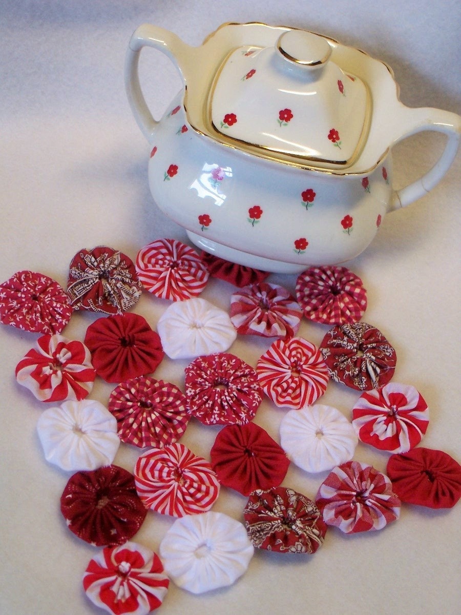 Peppermint Christmas White Red YoYo Table Runner Primitive Folk Art Rustic Prim Cabin Candle Mat Yo Quilt Fabric