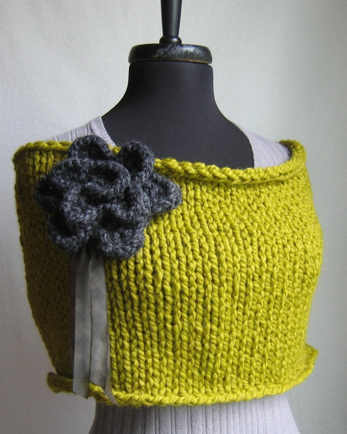Knit capelet/cowl Chartreuse. Verbenea.