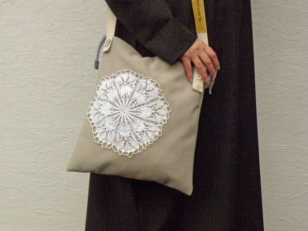 Large Shoulderbag. Vintage German Woollen Loden Fabric. Beige Messenger with Vintage Doilies. Zipper Closure.