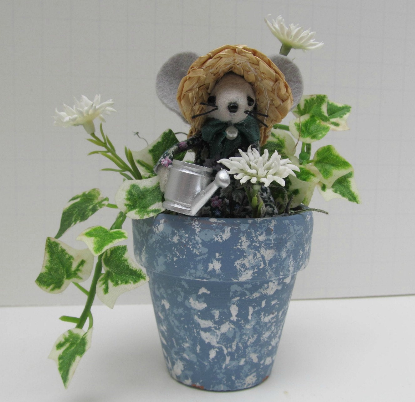 Ivy Blue Felt Mouse Sunbonnet Gardener