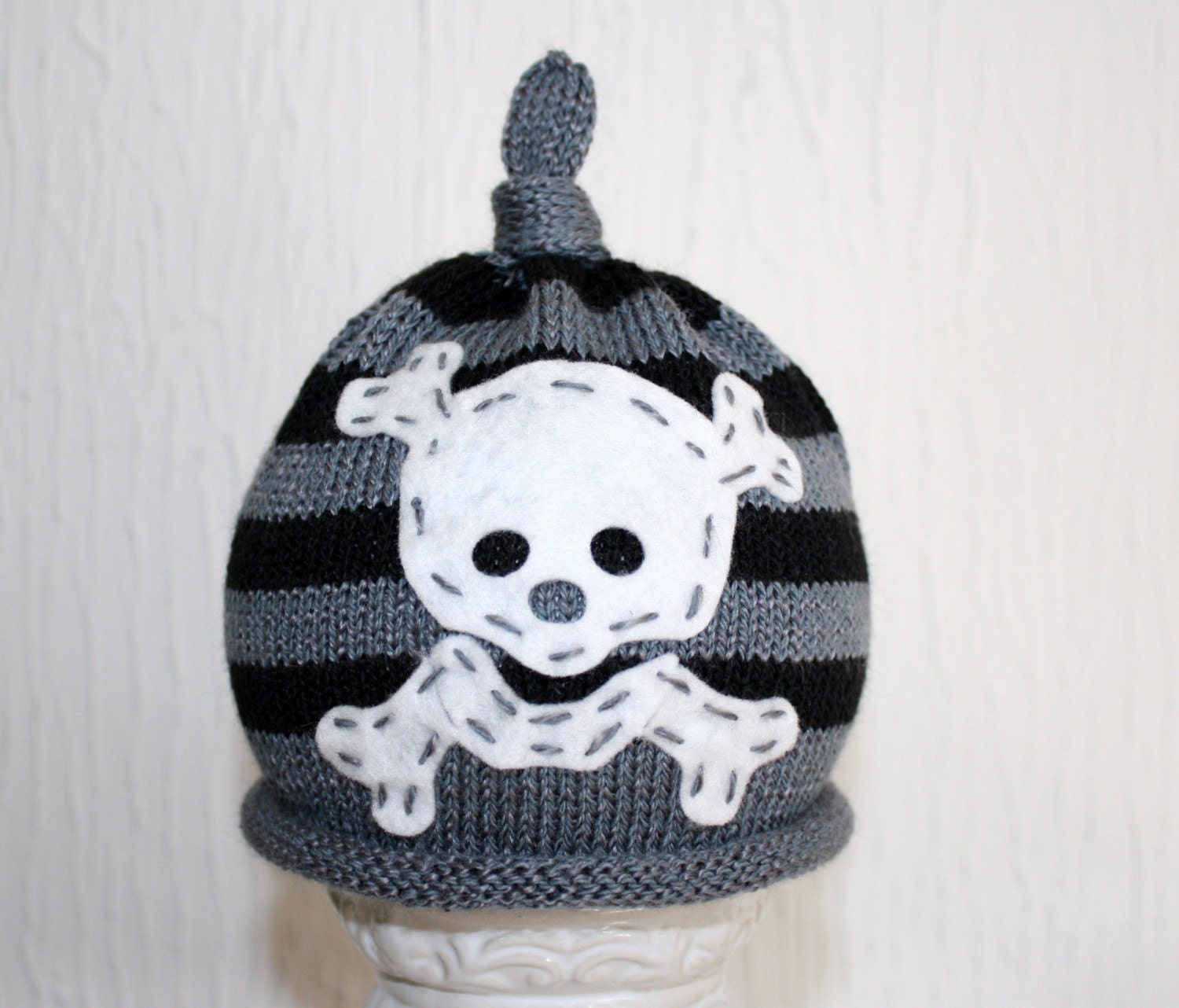 BLACK AND GREY SKULL AND CROSSBONES KNITTED BEANIE