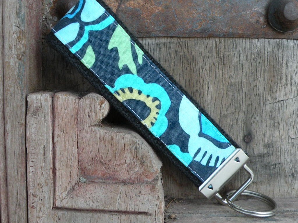 READY TO SHIP-Beautiful Key Fob/Keychain/Wristlet-Daisy Chain
