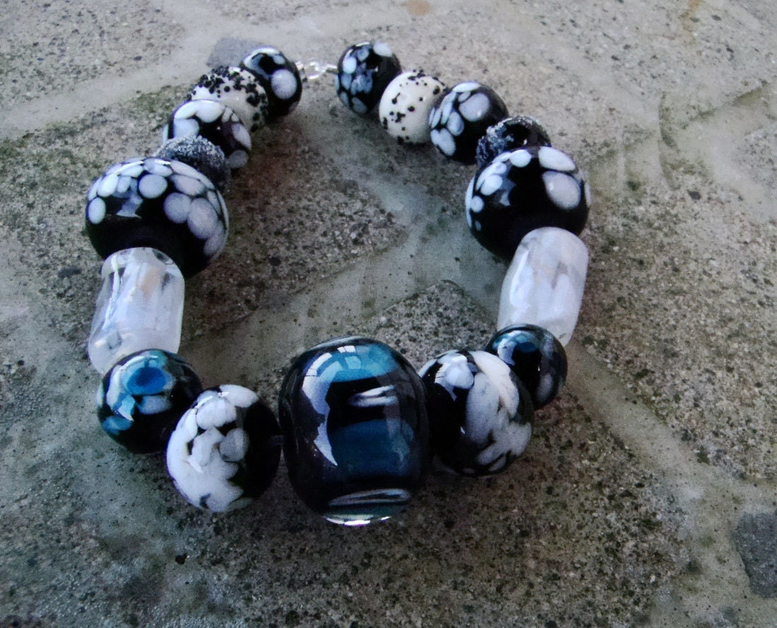 Teal Black White GLASS bead bracelet