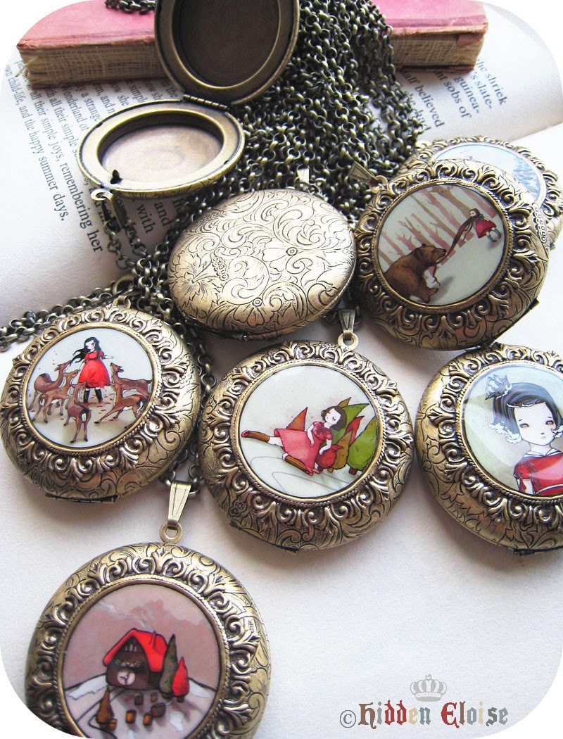 SPRING SALE -- Precious Grande Round Art Locket -Envy- F06