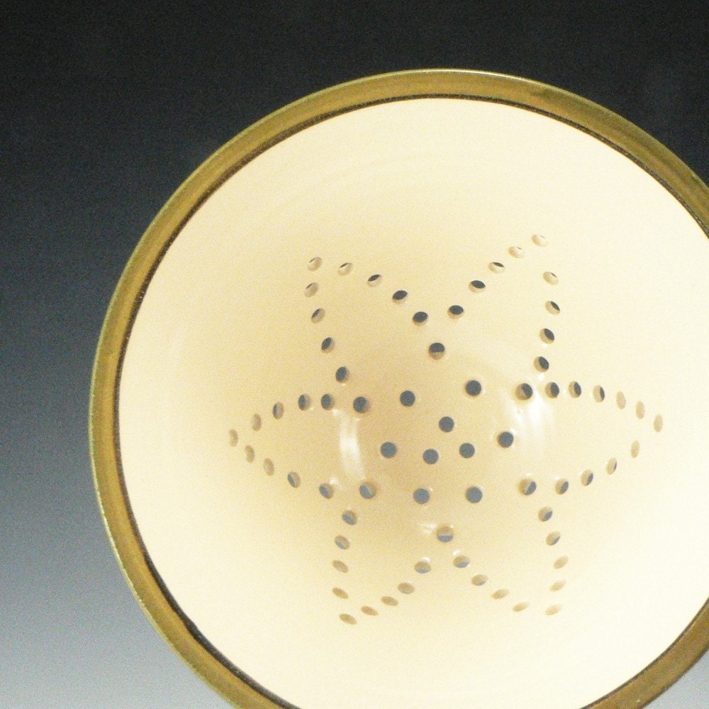 Berry Bowl with Olive Rim -Large  / Handmade Pottery