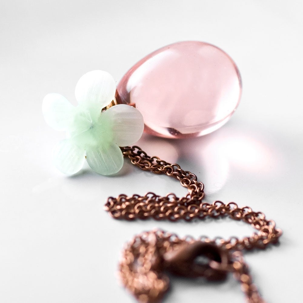 Green flower necklace - Murano glass drop and vintage glass beads
