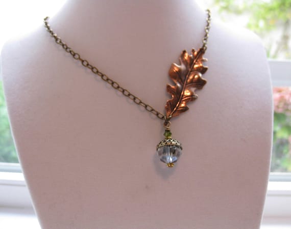 Oak and acorn necklace in brass, nature leaves, fall leaves, autum jewelry, wedding jewelry