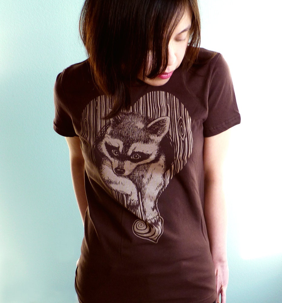 Raccoon Heart Women's T-shirt - Thief of Hearts Valentine's Day Tee Shirt for Women in Brown