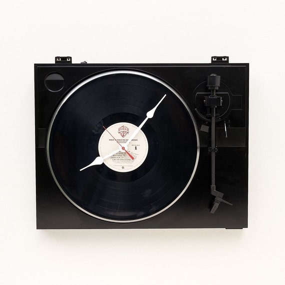 Clock made from a recycled Fischer turntable