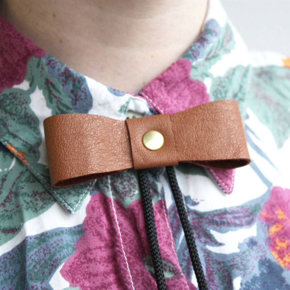 Bow Lo Bolo Tie - Cognac Leather, Brass Arrowhead Tips