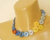 Button necklace in blue & yellow with brown bird - In flight