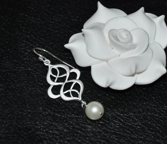Dangling sterling silver and Swarovski pearls earrings- Bridal Earrings, Pearl Earrings, Long Earrings