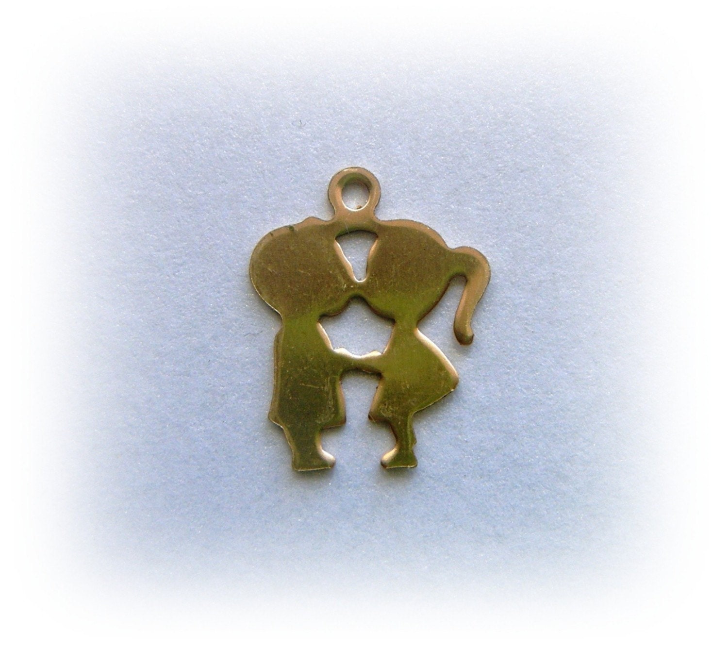 10 Retro KISSING KIDS Brass Charms and Findings - Stamping (BE)