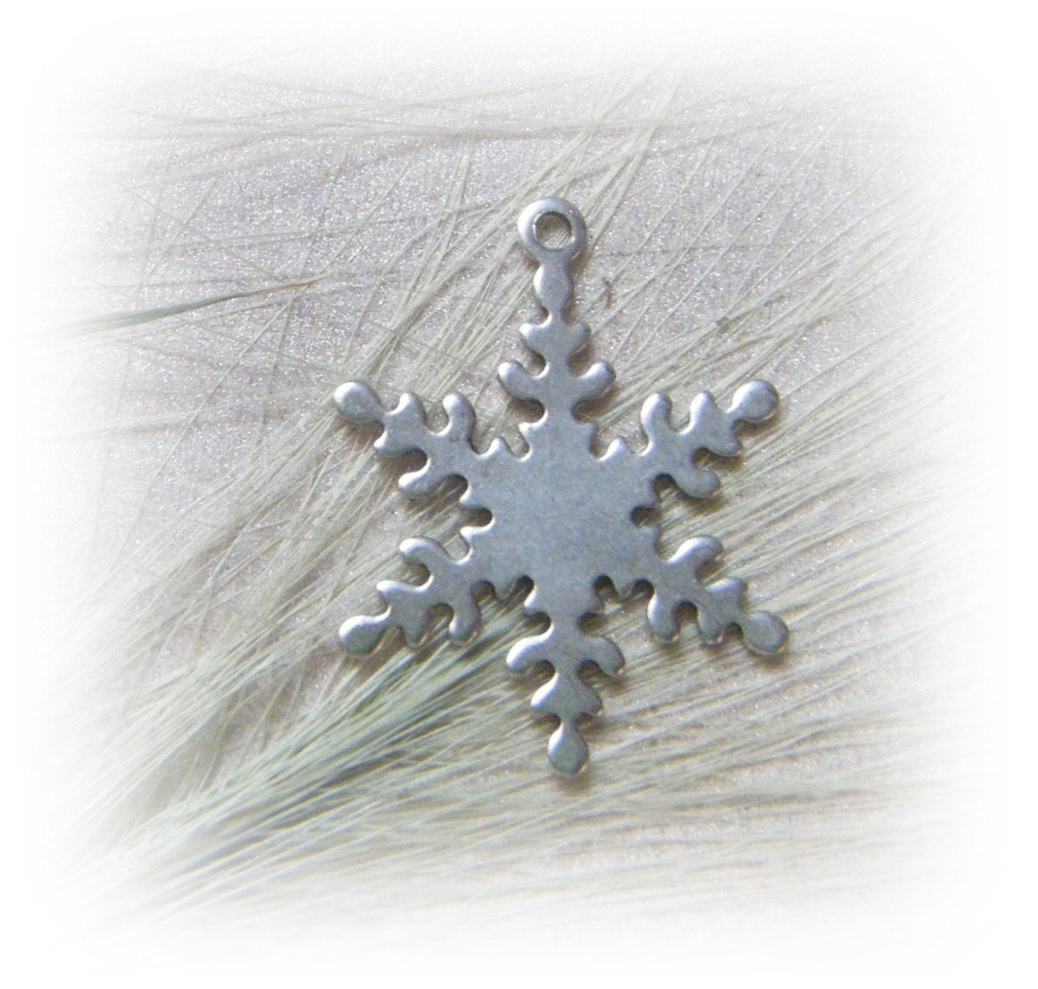 6 - Large SNOWFLAKE Silver Ox Plated Brass - Jewelry Findings (D)
