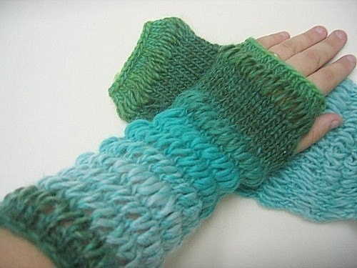No Two Snowflakes presents Lady in Waiting Fingerless Gauntlet Gloves EASY MITTS PATTERN Pdf by Nicole Feller-Johnson