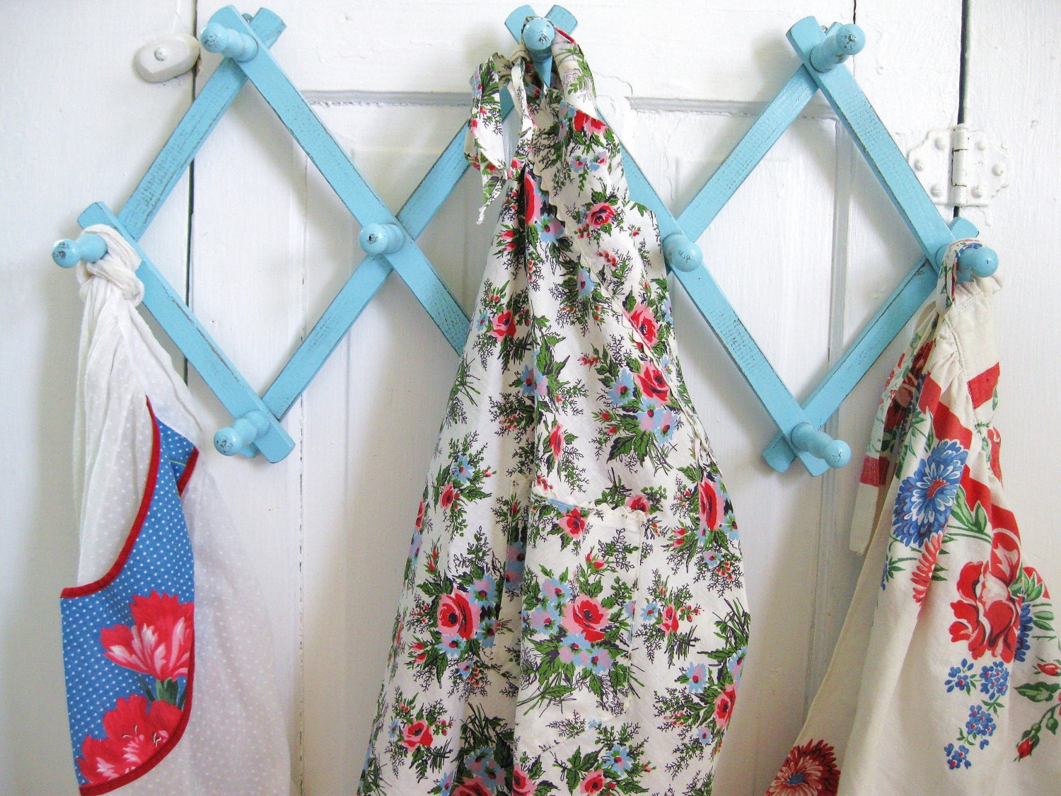Hang Tough... Vintage Turquoise Blue Expandable Accordian Style Wooden Peg Rack