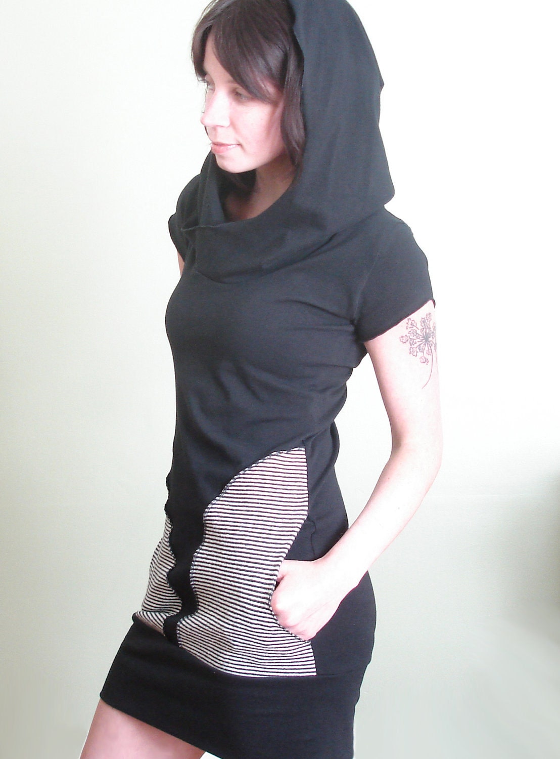 short sleeved hooded tunic dress with pockets Black/Off-White Stripes