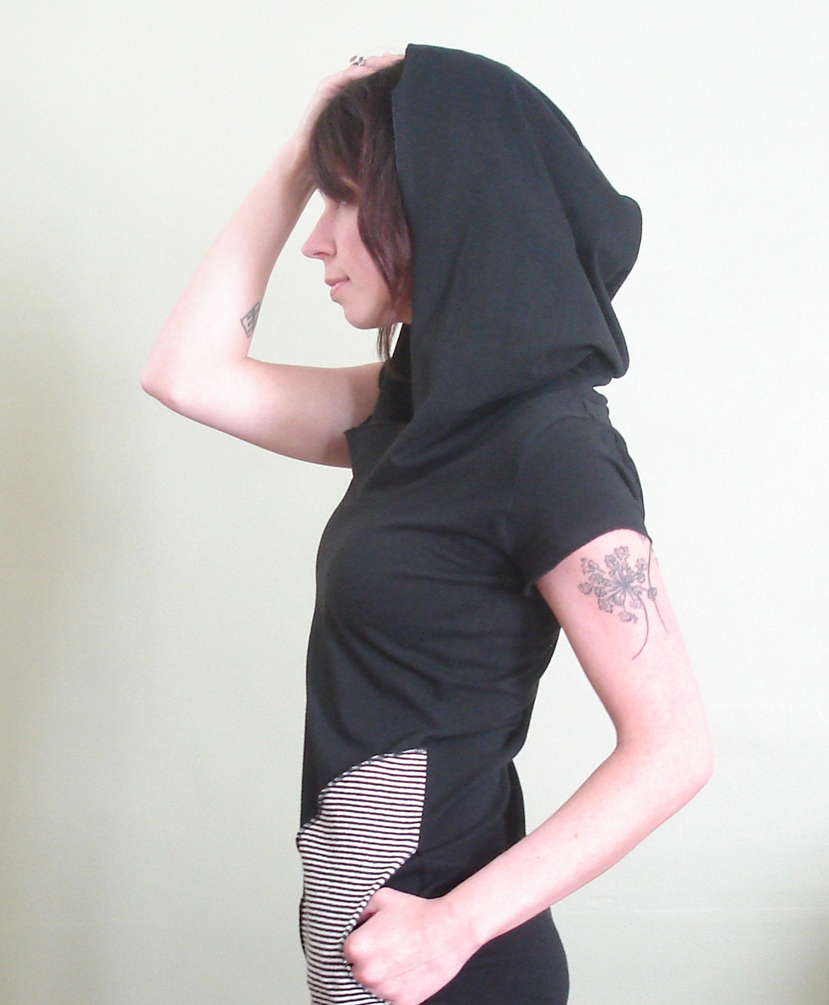 short sleeved hooded tunic dress with pockets Black/Off-White Stripes