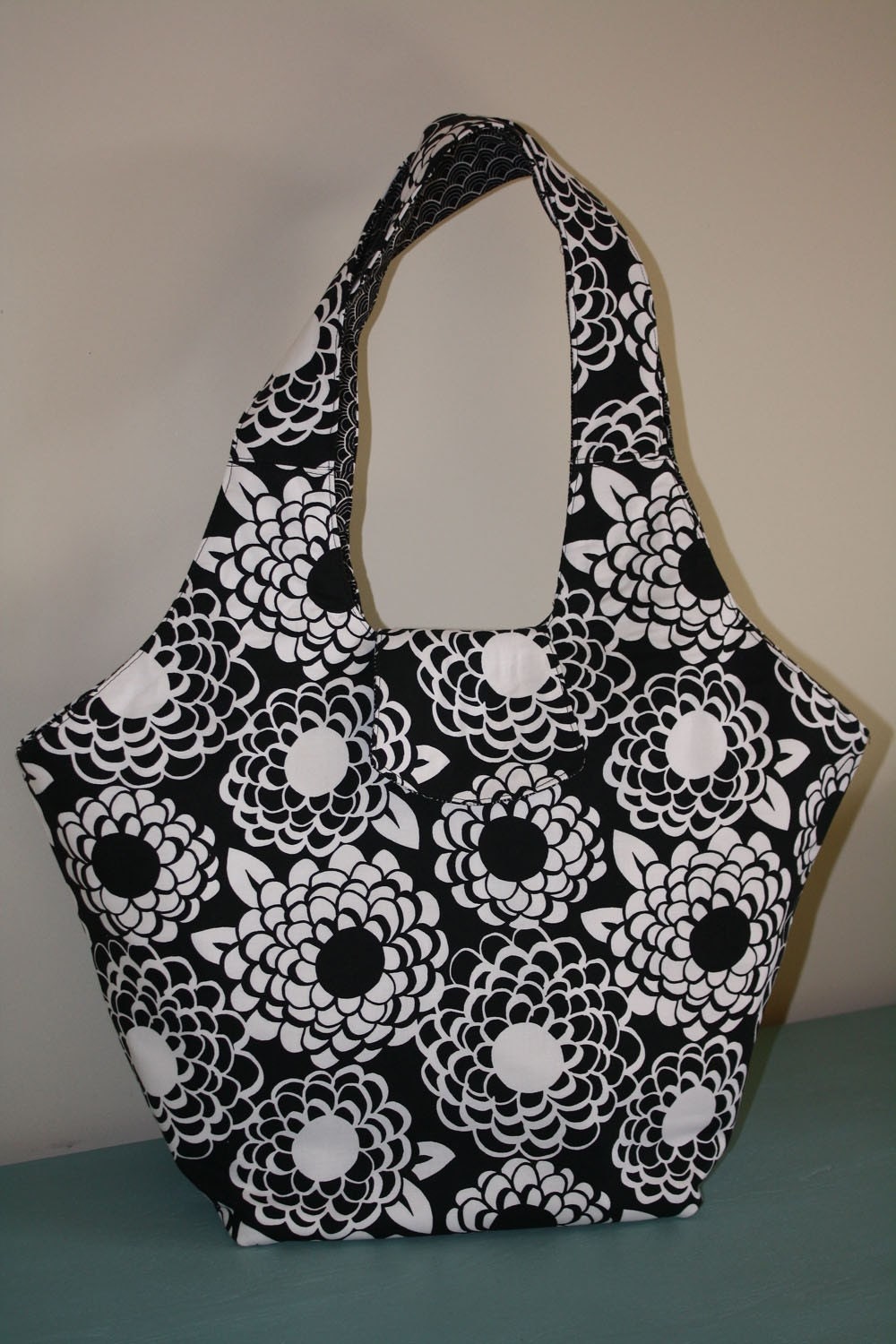 black and white daisy tote