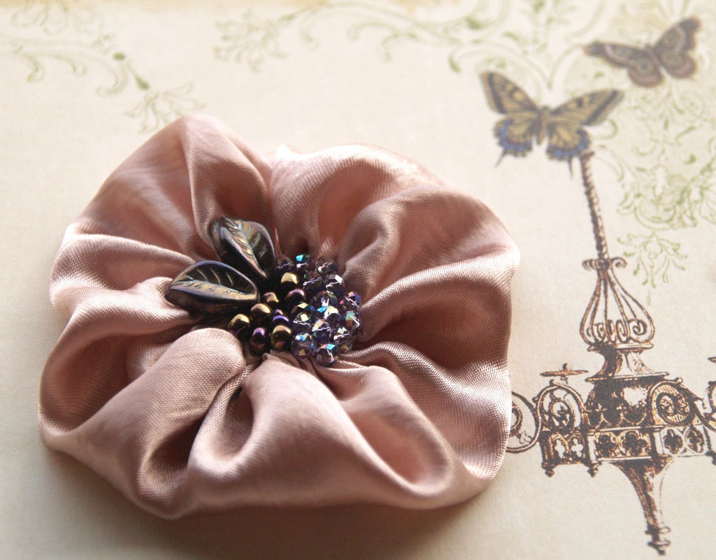 Silk flower brooch in dusty pink with leaves