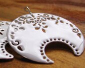 Breeze of the Mediterranean Sea.....Dramatic metal floral enamel filigree dangle earrings..... White, Silver