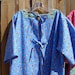 The Mama San Mamasan Kappogi Full Coverage Smock Apron in BLUE Jam & Jelly Print Size Large (18-20)