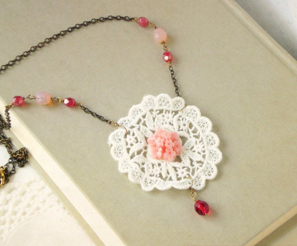 Lace necklace, pink flower necklace, rétro jewelry, white doily, rose pink, fuchsia, shabby chic