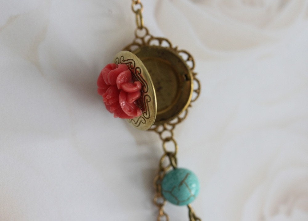 Bee Necklace Vintage Style, Bee Flower Necklace, Flower Locket necklace, Turquoise Necklace, Coral Flower Necklace, Vintage Jewelry