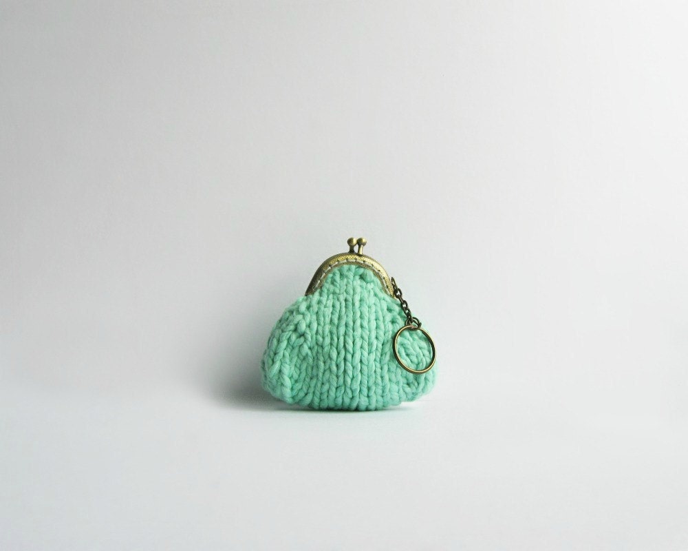 purse coin knit in mint green cotton yarn