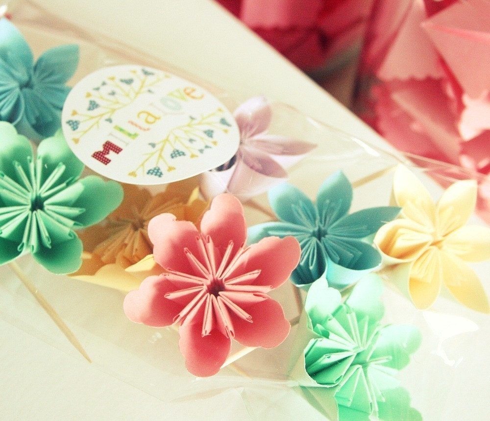 12 Flower Cupcake Toppers ' Spring Celebration '