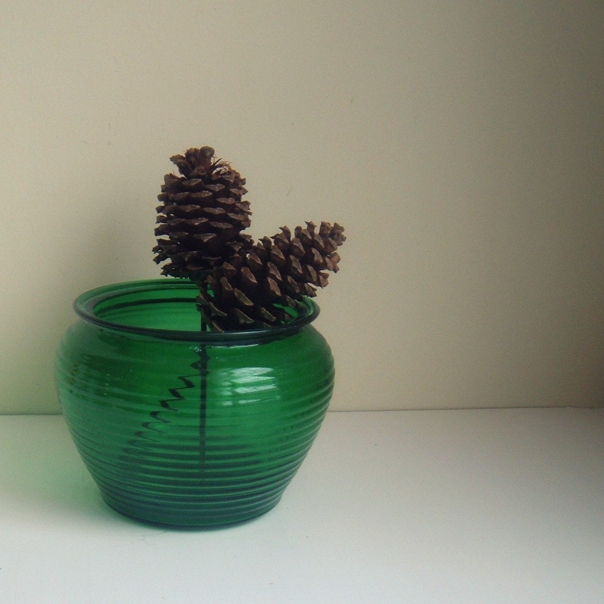 emerald green ribbed glass vase