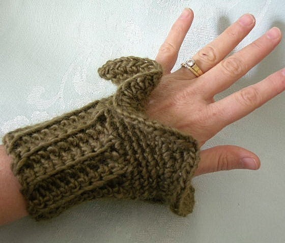 Ruffled Wrist Warmer Cuffs Crochet Pattern PDF      EASY - permission to sell what you  make