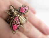 Bee ring, adjustable filigree bee ring with pink rhinestone wings, Federikas vintage filigree jewelry