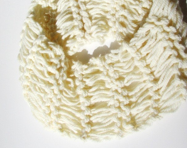Women's Hand Knit Chunky Cowl No Ends Circular Loop Knit Scarf in Fisherman Ecru Wool Blend Fiber