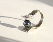 Recycled hematite, crystals, hematite like glass beads, silverplated ring.Ring size:6  Dimensions 1x0,6"