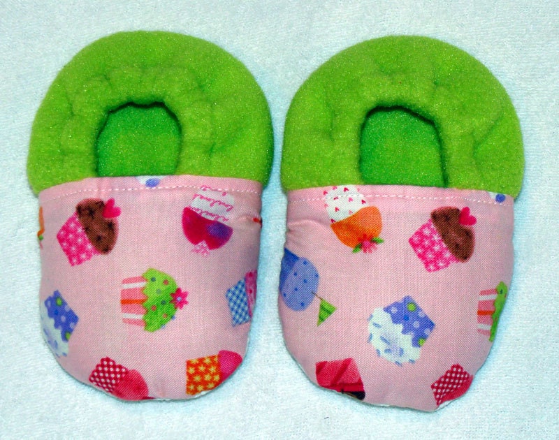 Sweet Pink Cupcakes Toddler Soft Fleece Slipper Grip Shoes Size 18 months