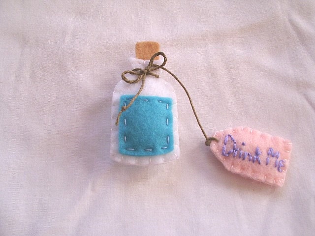 Alice in Wonderland DRINK ME BOTTLE felt pin cutie