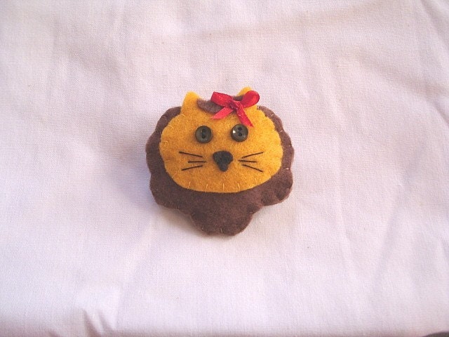 Wizard of Oz Cowardly Lion FELT FACE CUTIE pin