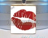 Scrabble tile pendant - Kiss Me (SYM222)