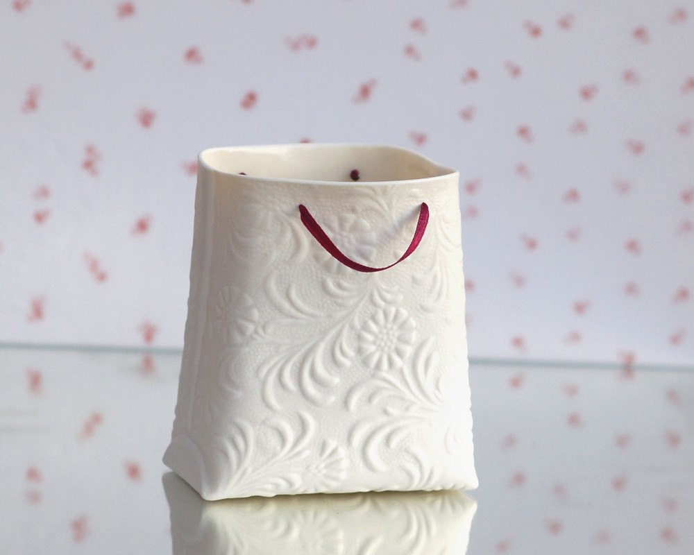 Porcelain textured bag (medium container). Designed by Wapa Studio.