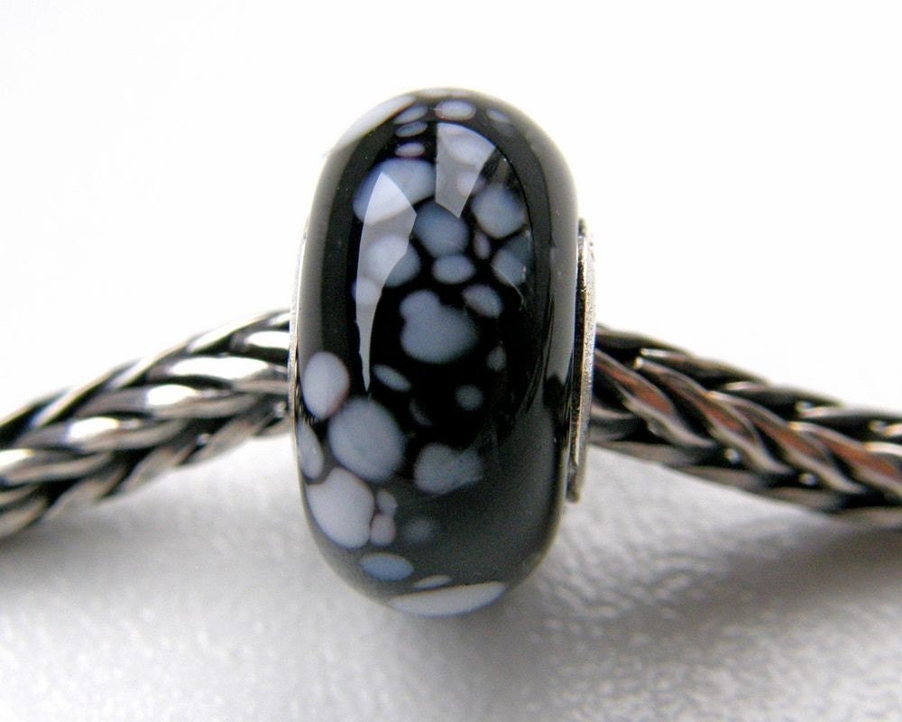 Black Snow - Bracelet bead with sterling silver core