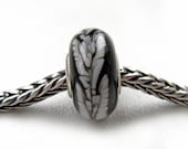 Black White Feather - Mees and Merel Bracelet bead with sterling silver core