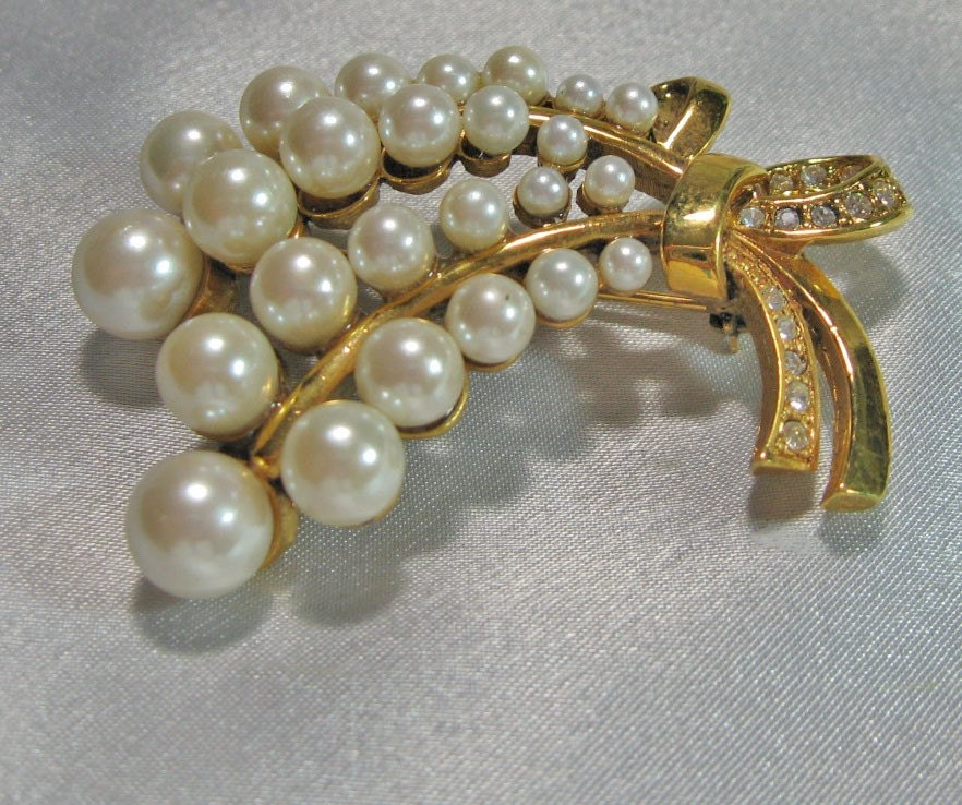 Vintage Pearl\/Rhinestone and Gold Tone Brooch Bouquet Design