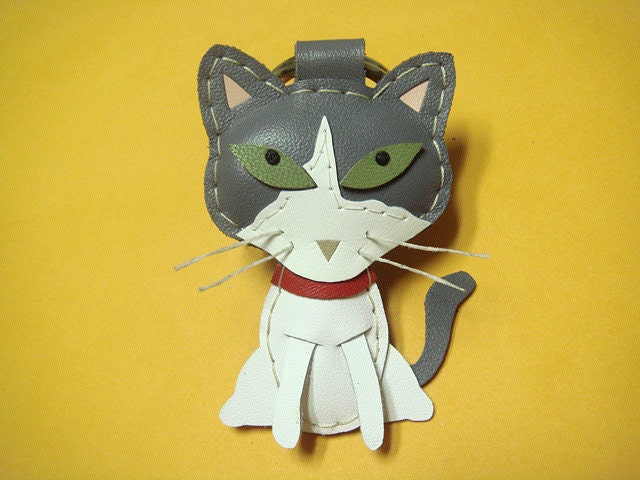 Julian the Cat leather keychain ( Grey / White )