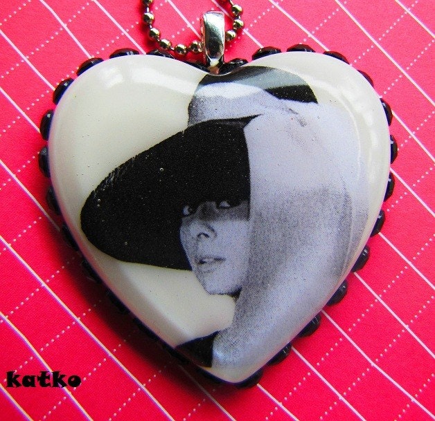 Audrey Hepburn Chic Resin Heart Necklace