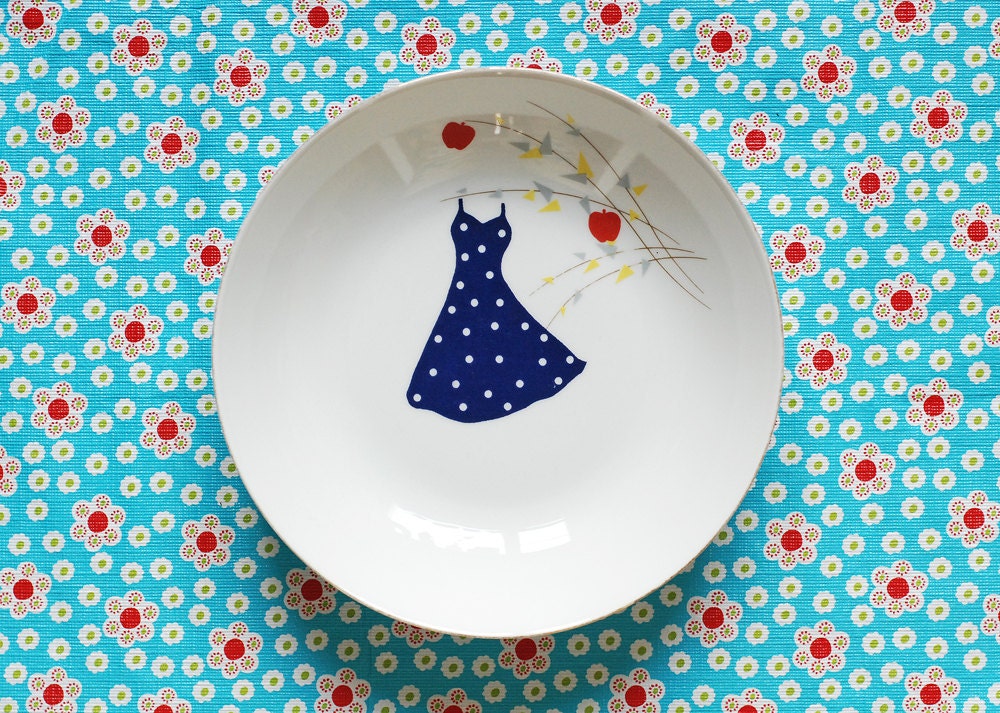 Polkadot dress in the apple tree plate