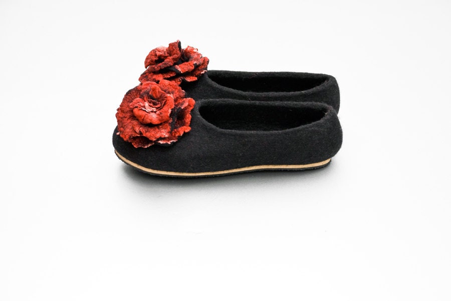 Women house shoes - Felted slippers whit flower, Mother's Day Gifts