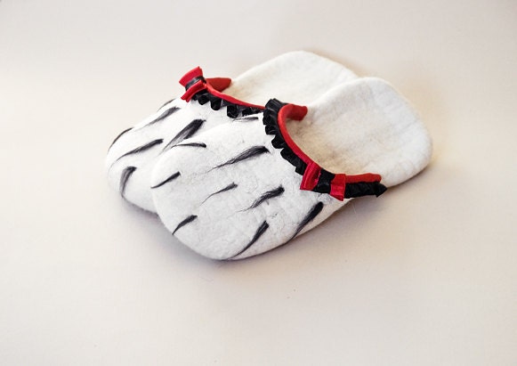 Women felted wool slippers  SNOW WHITE - House white shoe