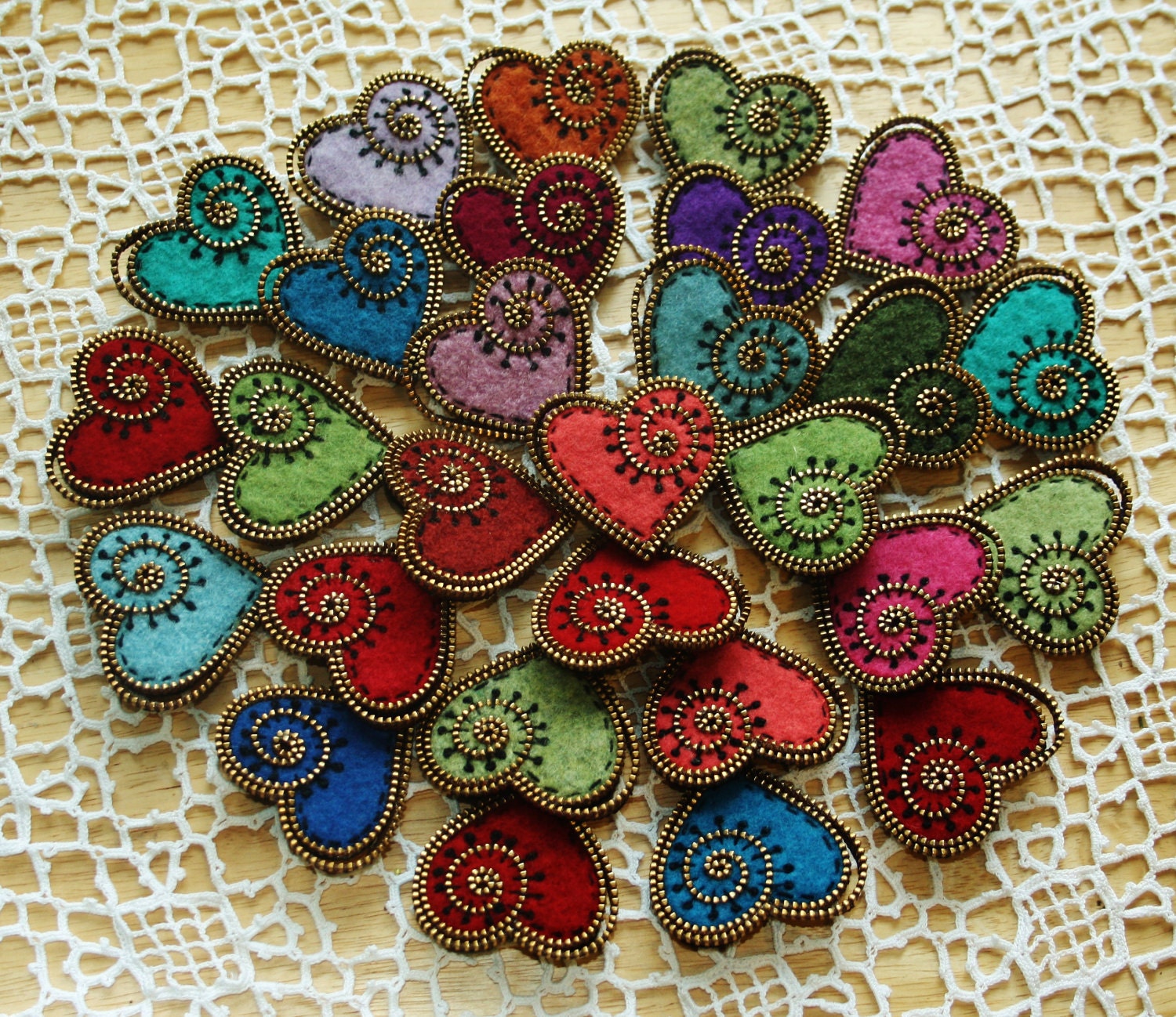 Tutorial for making a felt and zipper heart brooch PDF